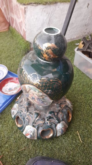 Piatti e figura in ceramica antica