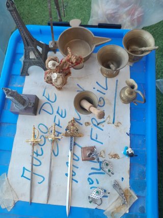 Piatti e figura in ceramica antica