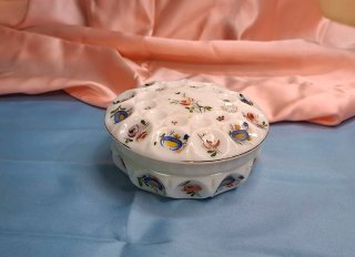 Joyero blanco con flores y pájaros