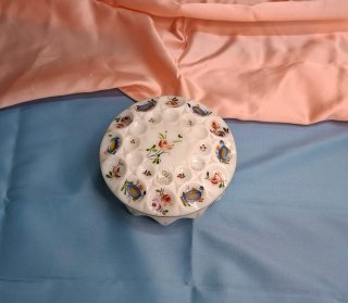 Joyero blanco con flores y pájaros