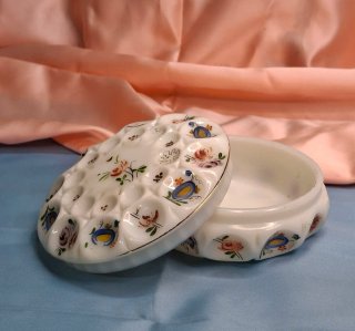 Joyero blanco con flores y pájaros