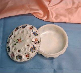 Joyero blanco con flores y pájaros