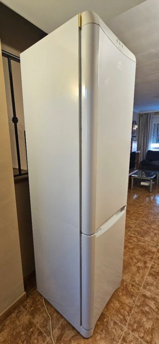 Frigorífico Nevera Combi Indesit Total No Frost