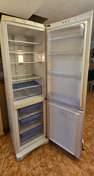 Frigorífico Nevera Combi Indesit Total No Frost