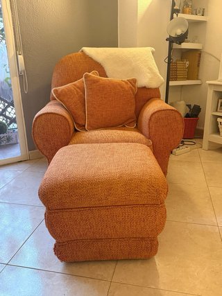 Conjunto sillón y reposapiés naranja