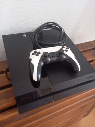 Consola PS4 con mando y cable HDMI