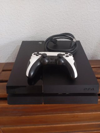 Consola PS4 con mando y cable HDMI