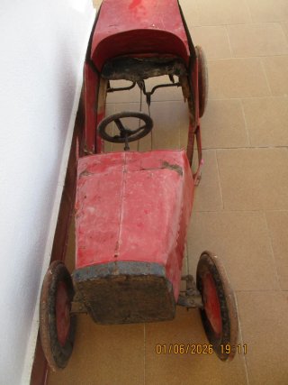 Antiguo Coche de pedales para restaurar.