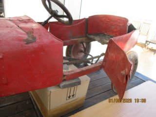 Antiguo Coche de pedales para restaurar.