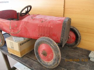 Antiguo Coche de pedales para restaurar.