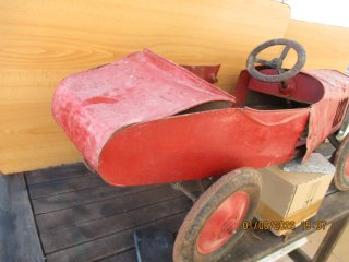 Antiguo Coche de pedales para restaurar.