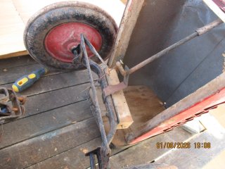Antiguo Coche de pedales para restaurar.