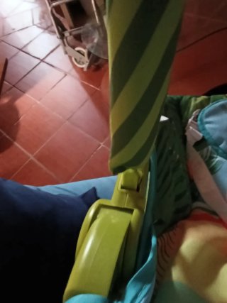 Mecedora infantil con arco de juegos