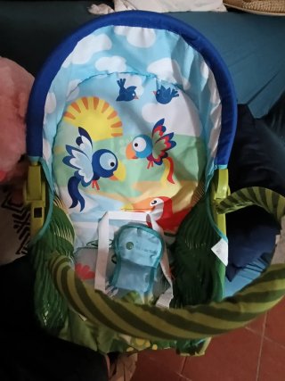 Mecedora infantil con arco de juegos