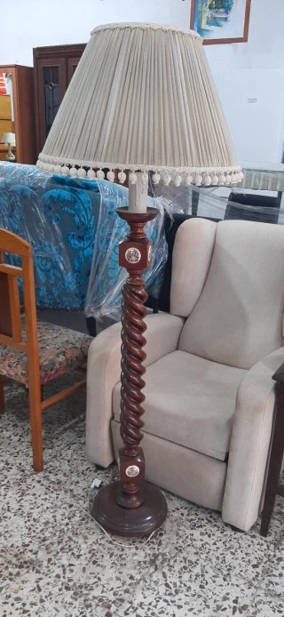 Lámpara de pie antigua madera y tela