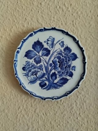 Set di cinque piatti in ceramica