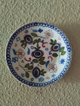 Set di cinque piatti in ceramica