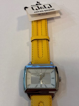 Reloj QQ Rectangular Hombre Plata y Amarillo