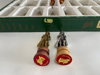 Juego de Ajedrez Metálico y Madera