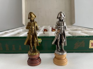 Juego de Ajedrez Metálico y Madera