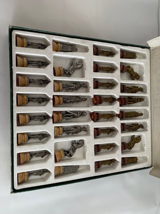 Juego de Ajedrez Metálico y Madera