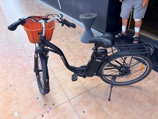 Bicicleta Eléctrica Negra con Cesta