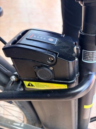 Bicicleta Eléctrica Negra con Cesta