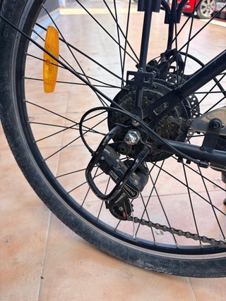 Bicicleta Eléctrica Negra con Cesta