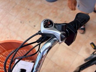Bicicleta Eléctrica Negra con Cesta