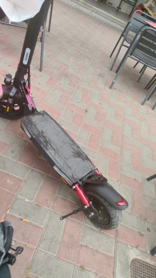 Patinete eléctrico negro y rojo