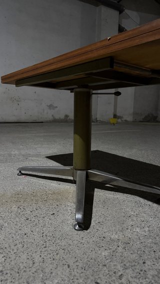Mesa de madera y metal