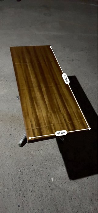 Mesa de madera y metal