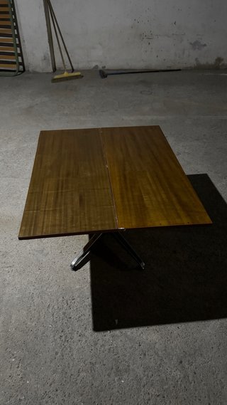 Mesa de madera y metal