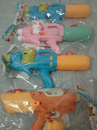 Pistolas de agua de colores 4€ unidad