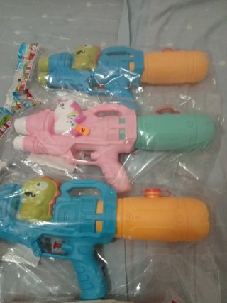 Pistolas de agua de colores 4€ unidad