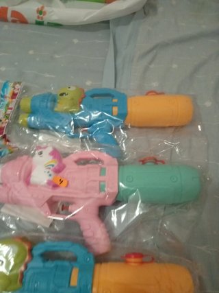 Pistolas de agua de colores 4€ unidad