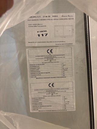 Ventana de aluminio blanca