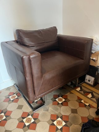 Sillón moderno de piel marrón