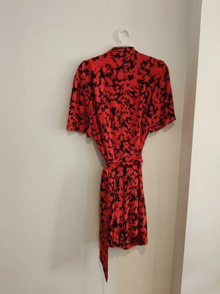 Mono rojo estampado