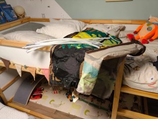 Cama alta Ikea Kura con dosel y colchón. Perfectos