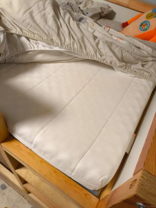 Cama alta Ikea Kura con dosel y colchón. Perfectos