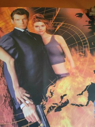 Cartel James Bond El Mundo Nunca Es Suficiente