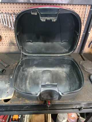 Baúl Kymco Super Dink con parrilla y soporte.