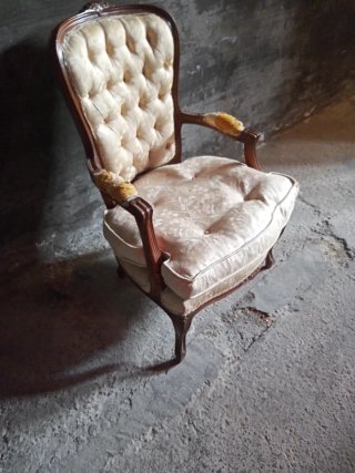 Sillón antiguo tapizado beige y madera
