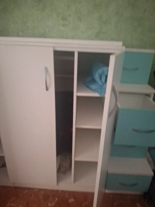 Mueble cajonera y estantes cama arriba
