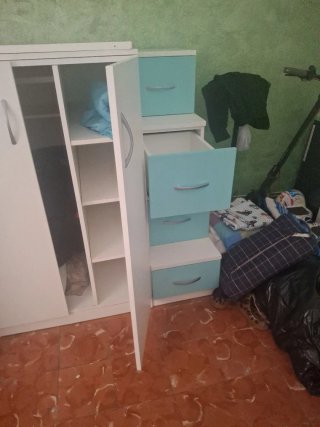 Mueble cajonera y estantes cama arriba