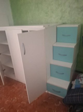 Mueble cajonera y estantes cama arriba