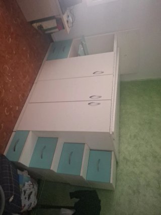 Mueble cajonera y estantes cama arriba