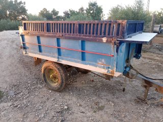 Remolque agrícola azul