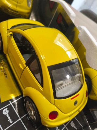 Volkswagen New Beetle 1/18 Burago Amarillo